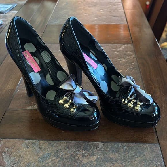 Betsey Johnson Patent Leather High Heels with Gold Accent & Bows!!! - Picture 12 of 12